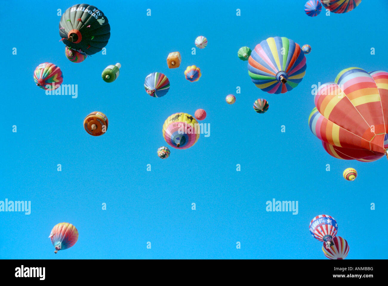 Heißluftballon am blauen Himmel Stockfoto
