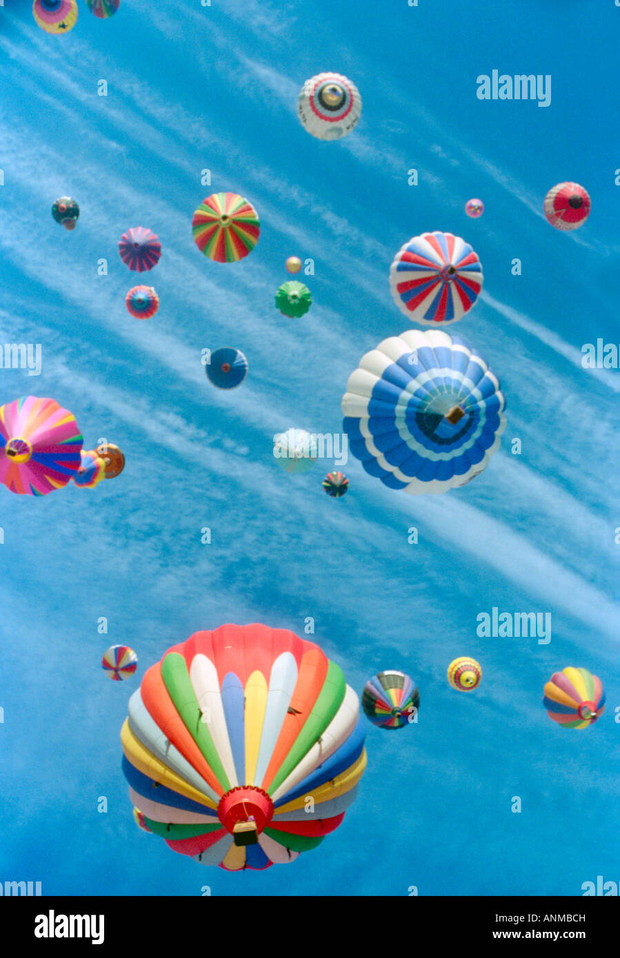 Heißluftballons am blauen Himmel Stockfoto