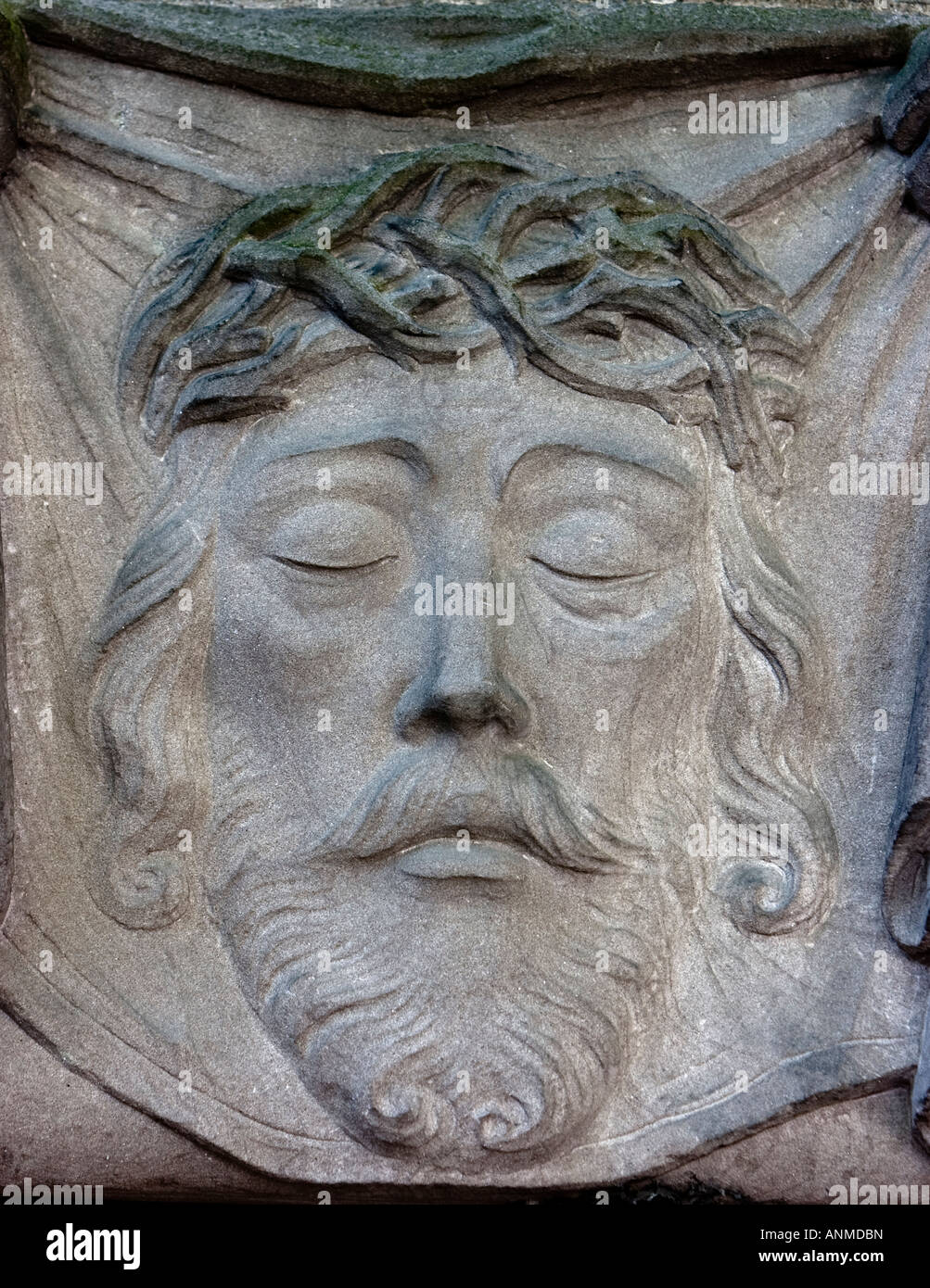 Stein-Bas Relief Antlitz Jesu auf Sacred Heart Church (Herz-Jesu-Kirche) Ettlingen Deutschland Stockfoto