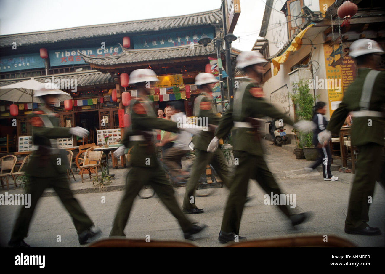 Chinesische Armee marschieren vor Café Tibet Stockfoto