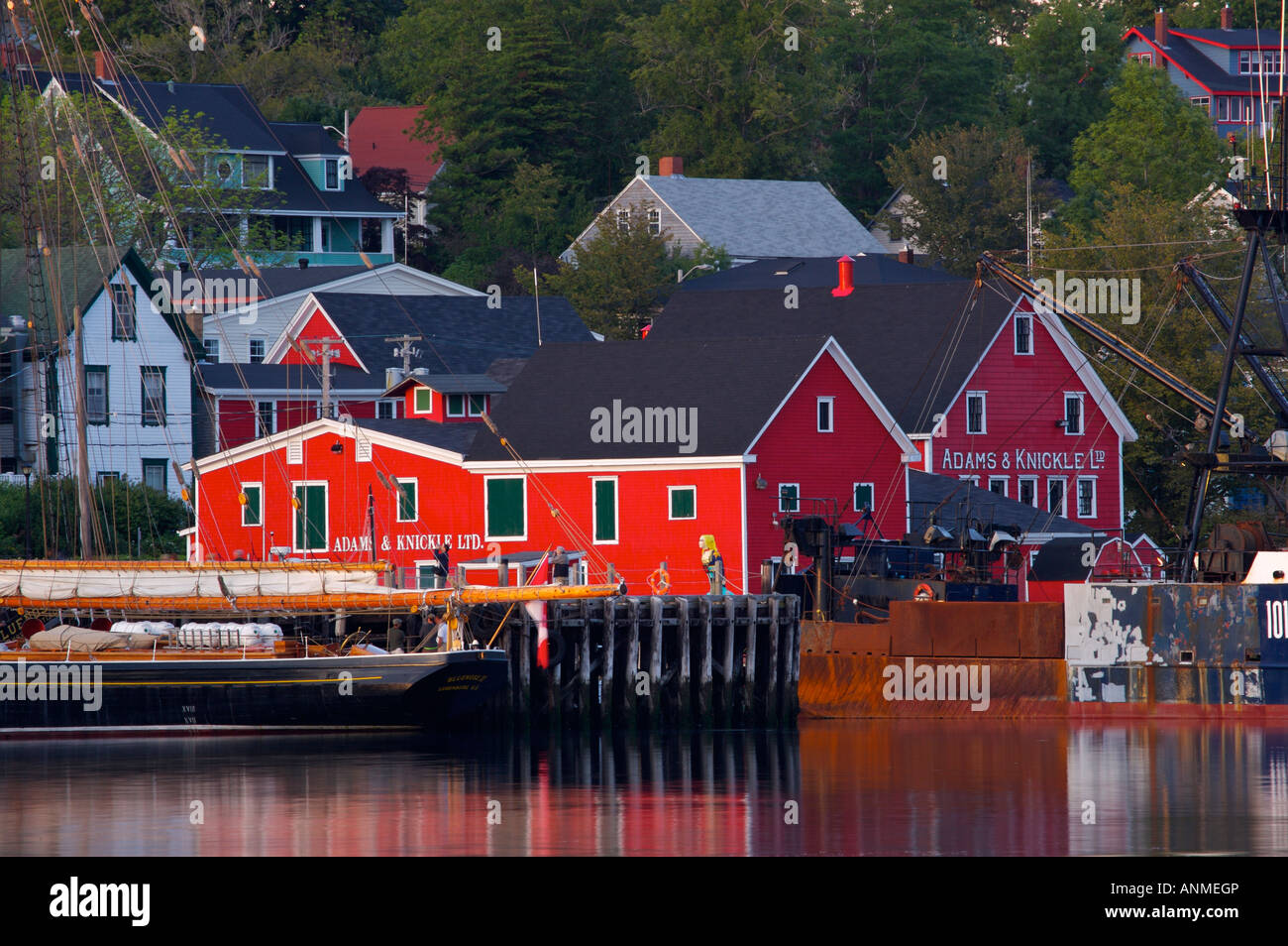 Adams und Knickle Ltd. Gebäude in Stadt Lunenburg bei Sonnenuntergang, Hafen von Lunenburg Lighthouse Route, Nova Scotia, Kanada Stockfoto