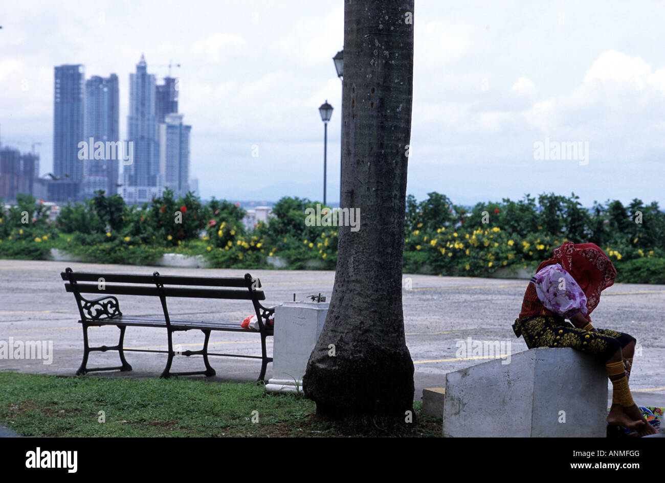 Kuna Yala Indianerin Panama-Stadt mit der modernen Stadt im Hintergrund Stockfoto