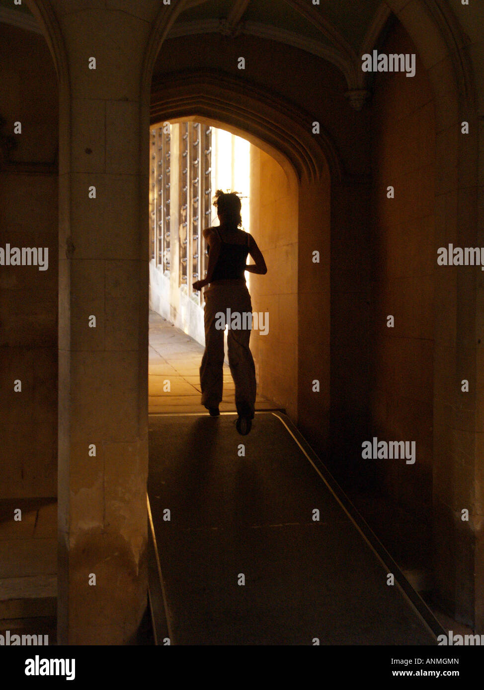 Silhouette von Mädchen, die auf der Brücke der Seufzer St. Johns College in Cambridge. Person nicht erkennbar. Stockfoto