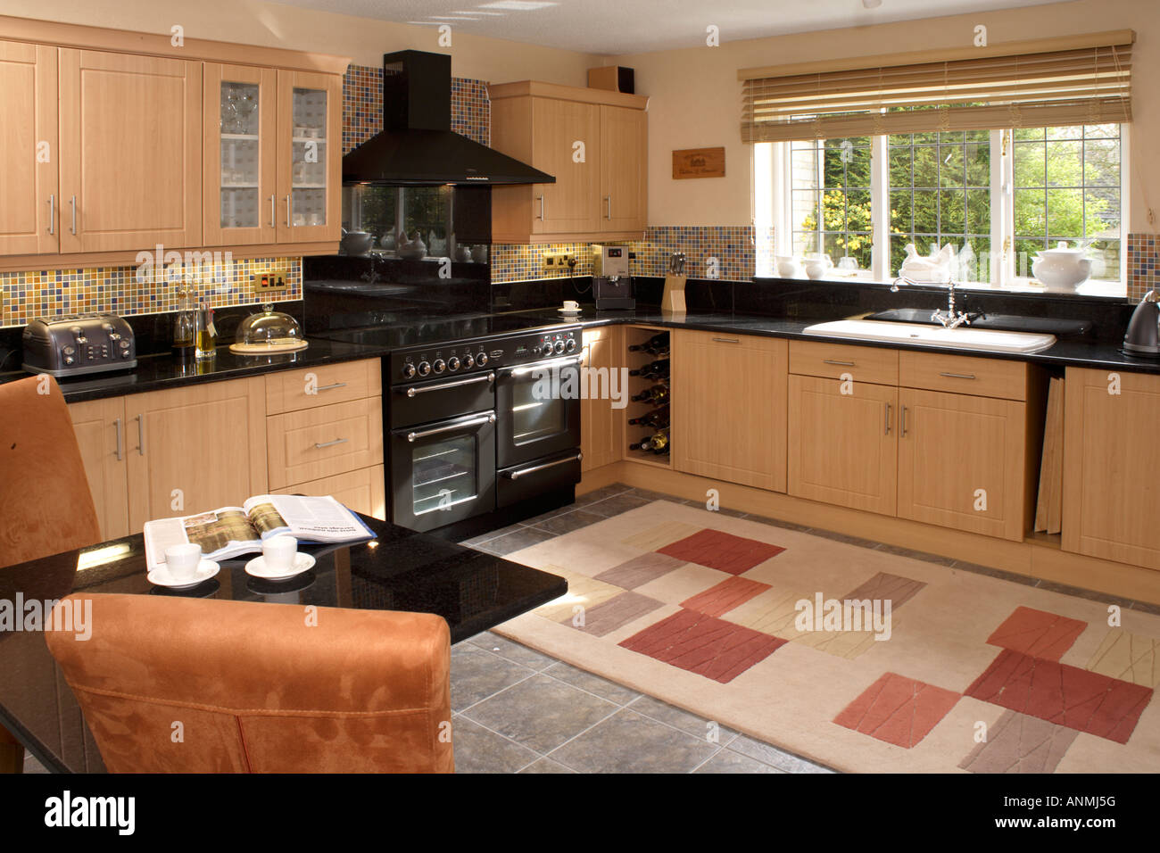 UK. Ein Haus, Interieur, stilvolle, moderne Einbauküche mit Essbereich. Stockfoto