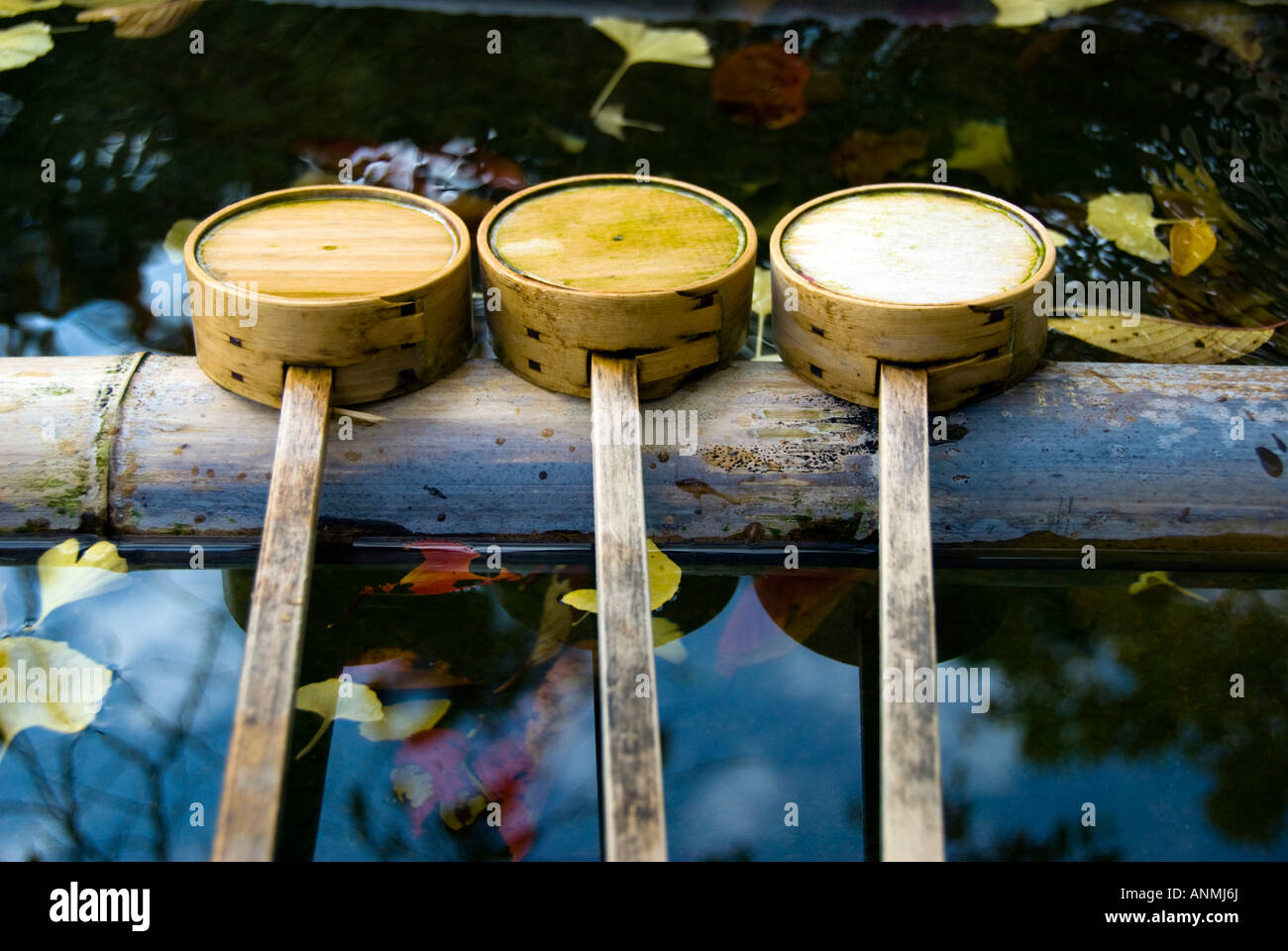 Bambus Tassen trinken und Reinigung bei Kompira San Schrein in Shikoku Japan 2007 Stockfoto