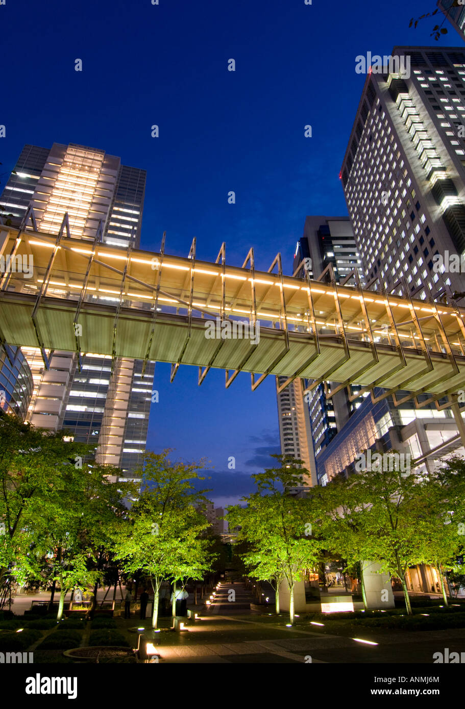 Modernen Bürotürmen und städtischen Landschaftspark in Shinagawa nachts Tokio Japan Stockfoto