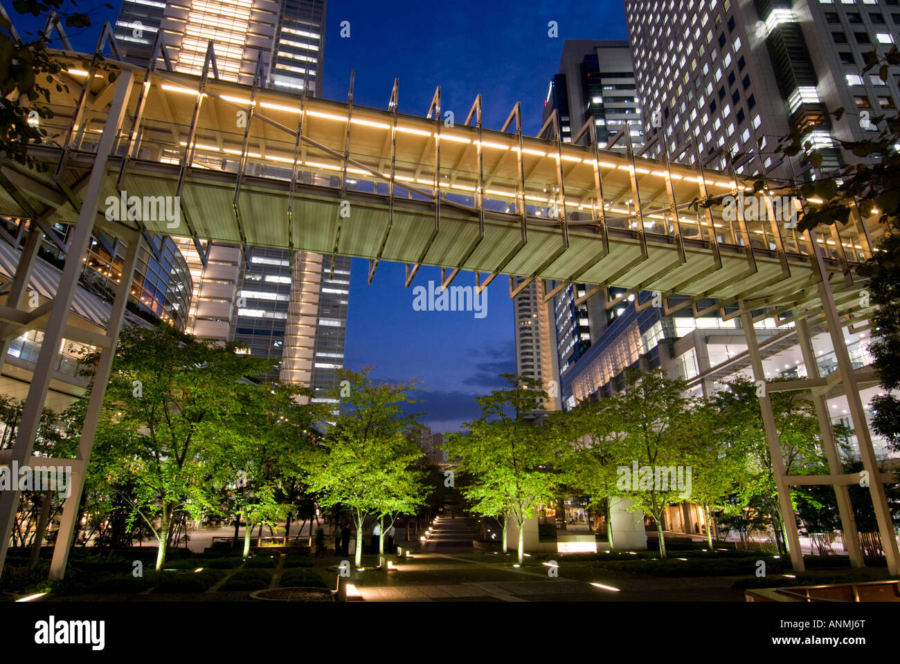 Modernen Bürotürmen und städtischen Landschaftspark in Shinagawa bei Nacht Tokyo, Japan Stockfoto