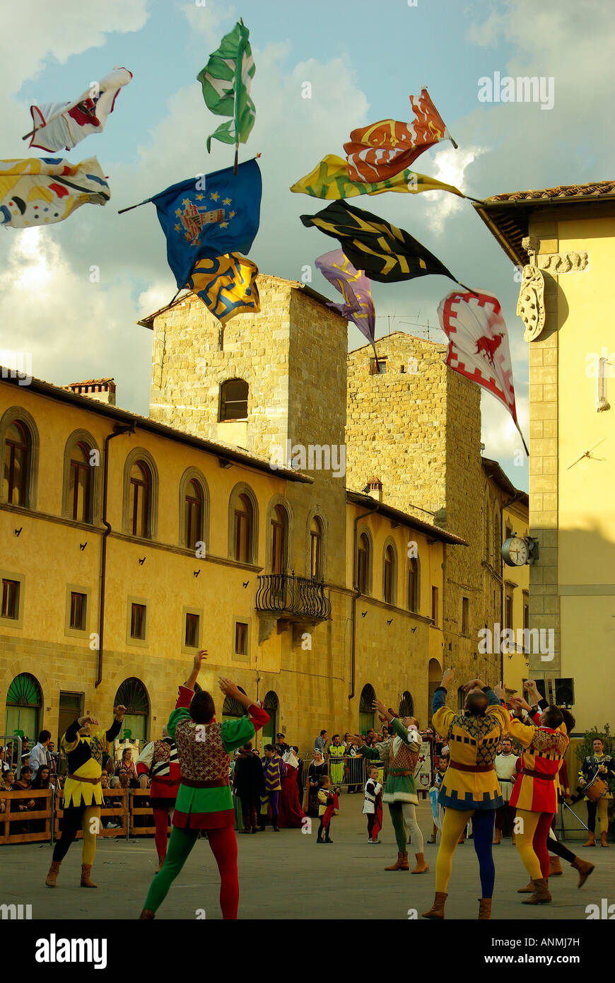 Sansepolcro Spandieratori (Fahnenschwinger) in einer Flut von Farbe und Prunk in einer historischen Feier der Balestra Stockfoto