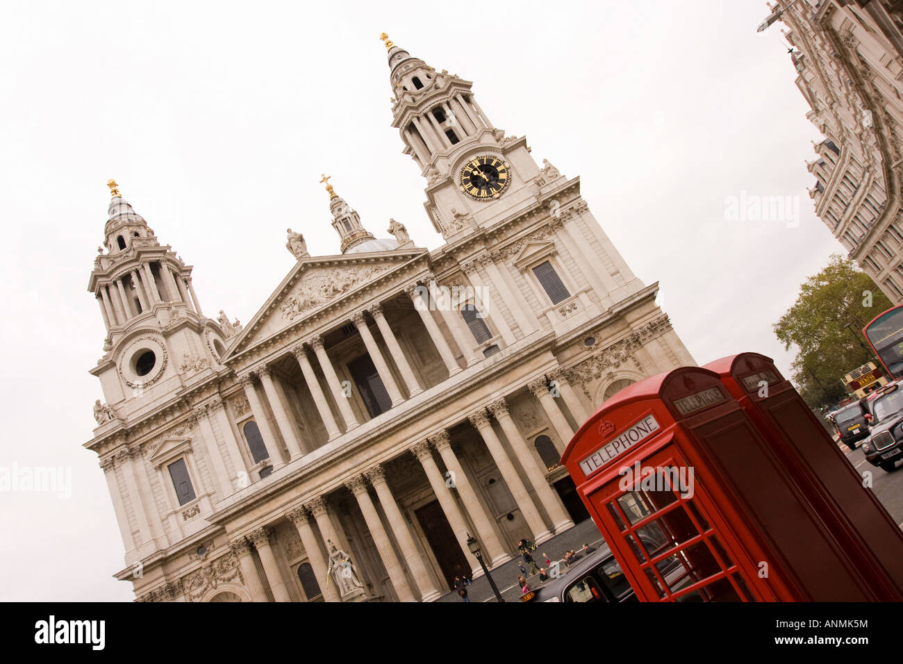 UK London Saint Pauls Kathedrale K6 Telefon Boxen auf Ludgate Hill Stockfoto