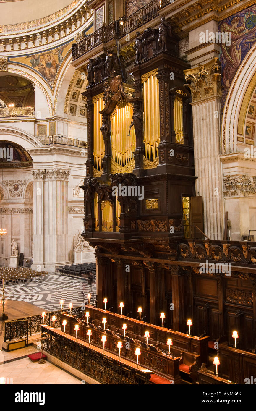 Großbritannien-London-Sankt-Pauls-Kathedrale-Chorgestühl und Orgel von Grinlings Gibbons Holzschnitzereien verziert Stockfoto