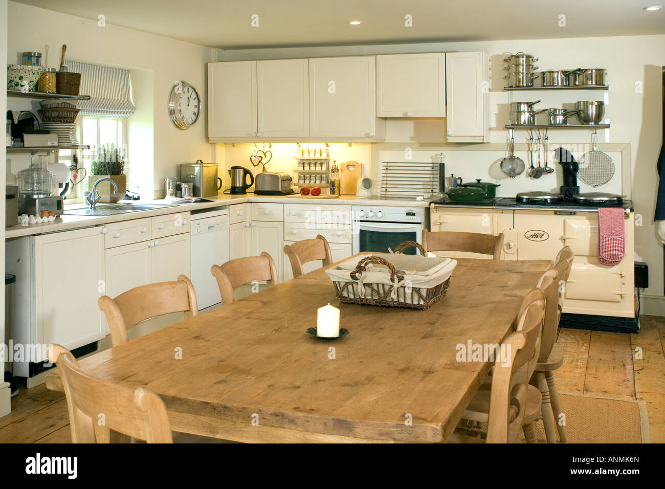 UK. Ein Haus im traditionellen Stil Innenausstattung, große Küche mit Essbereich. Stockfoto