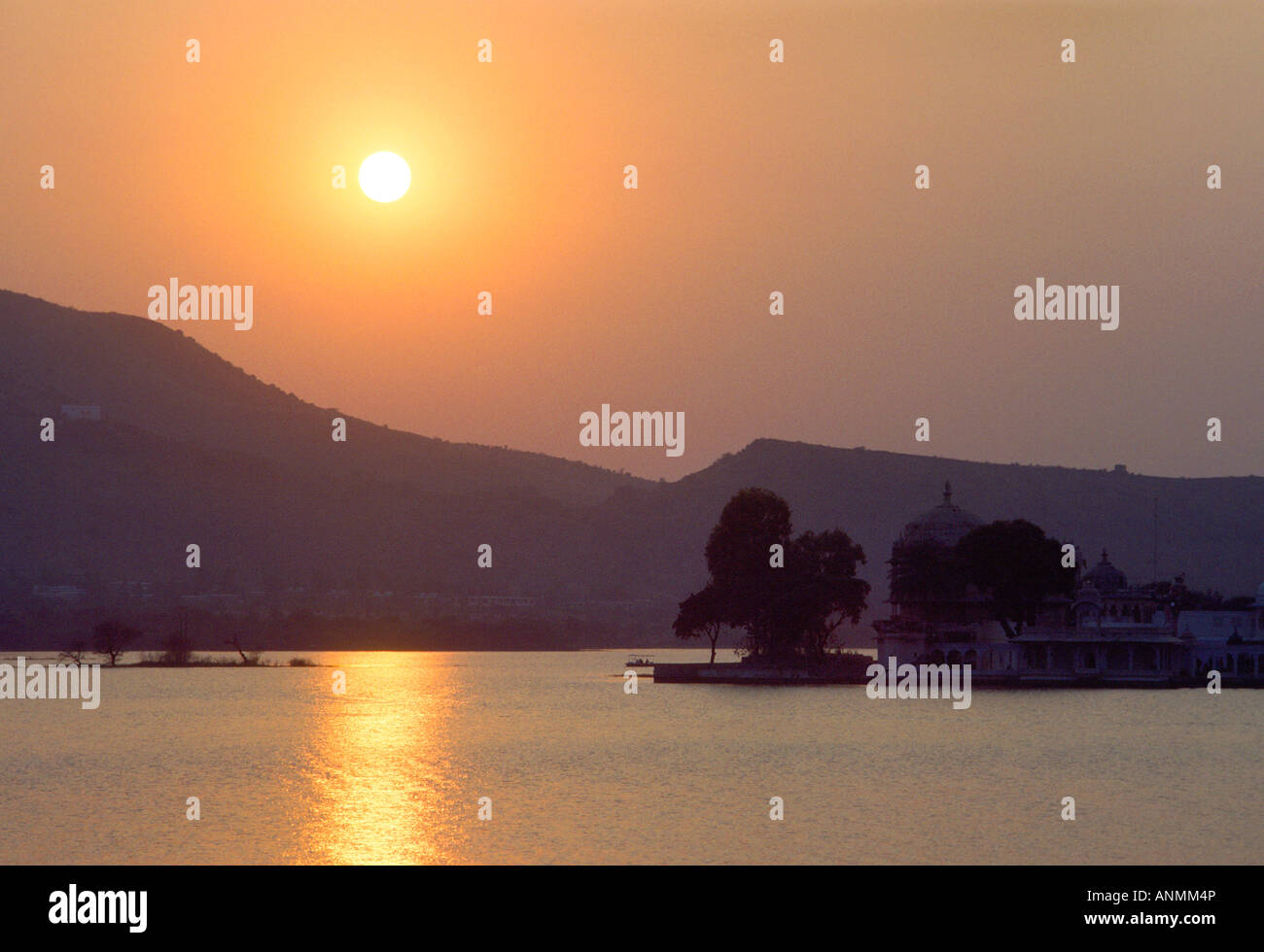 Indien Rajasthan Udaipur Sonnenuntergang über Pichola-See und Jagmandir Stockfoto