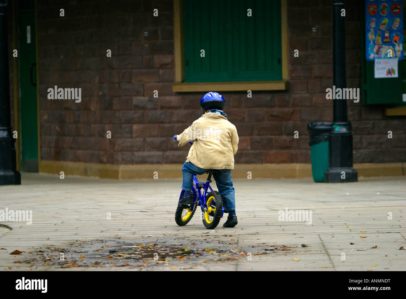 sechs-jährigen, mit seinem Fahrrad ohne Stabilisatoren zum ersten Mal. Arnot Hill Park, Arnold, Nottinghamshire, UK Stockfoto