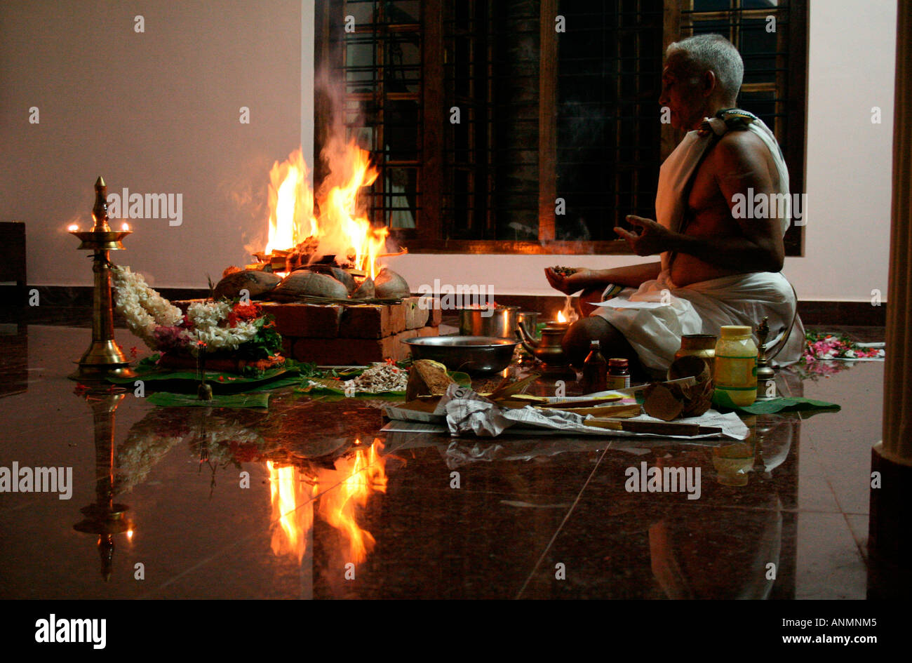 Priester, die Durchführung von religiöser Rites vor Opferfeuer in ein neues Haus in Kerala Indien Stockfoto