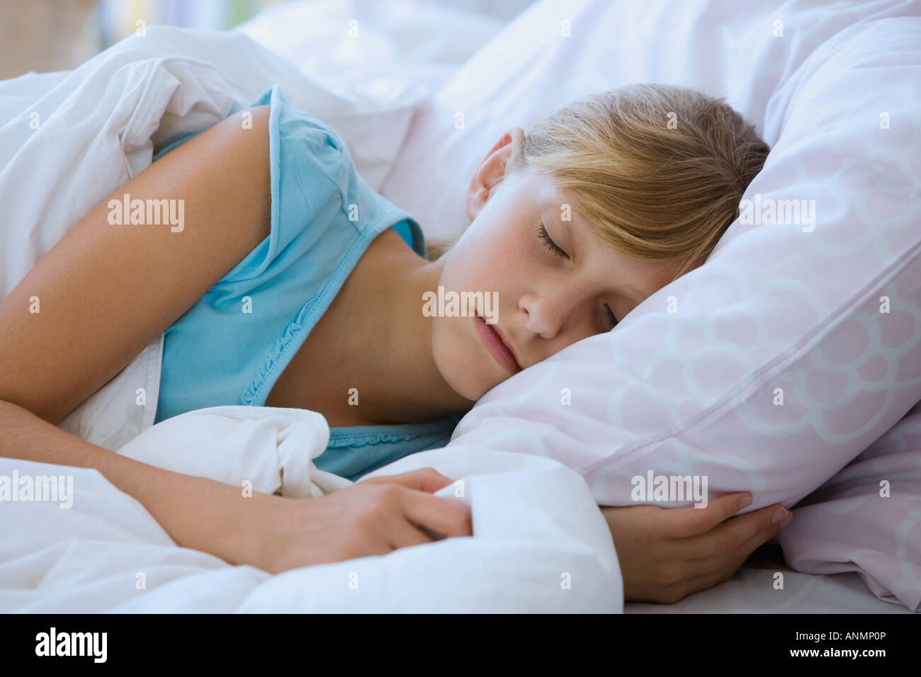 Junges Mädchen im Bett schläft Stockfoto