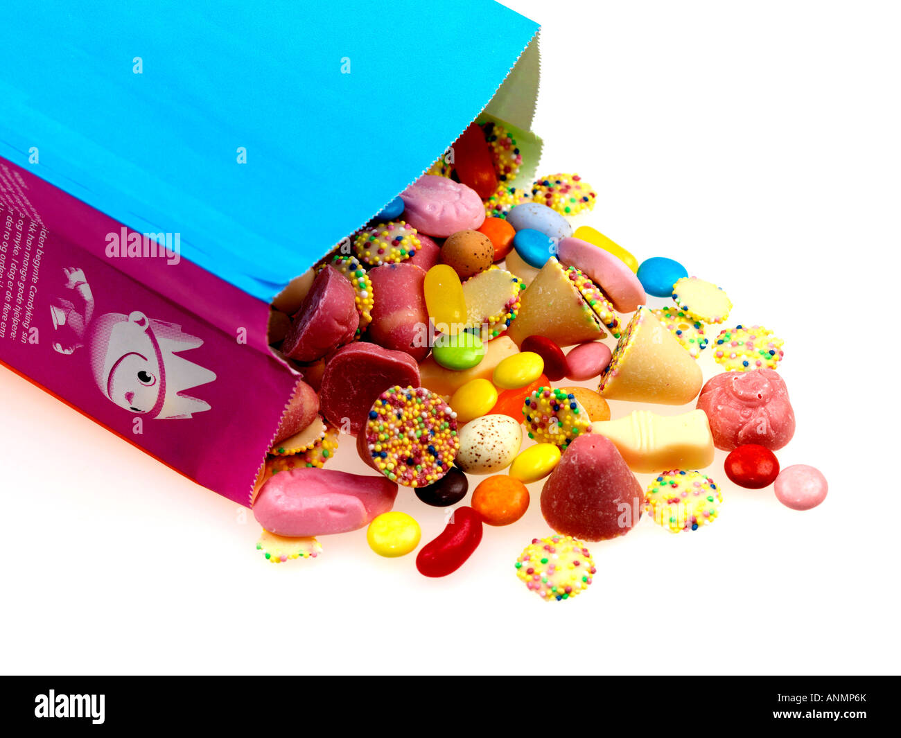 Sortierte bunte Kinder- Liebling aussuchen, Süßigkeiten Süßwaren vor einem weißen Hintergrund ohne Menschen und einen Freistellungspfad isoliert Stockfoto