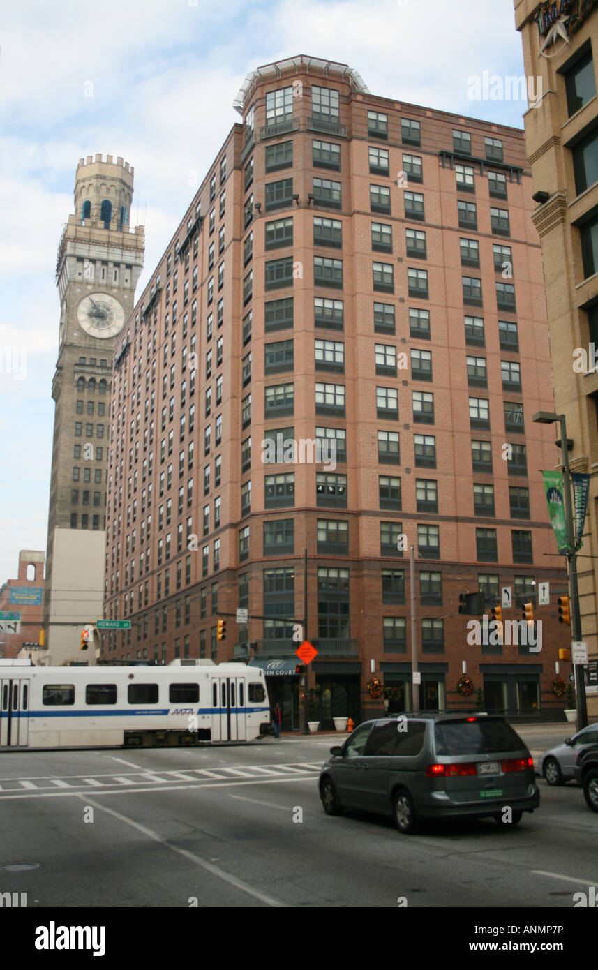 MTA Stadtbahn Zug auf Baltimore Straße mit Bromo Seltzer Turm November 2007 Stockfoto