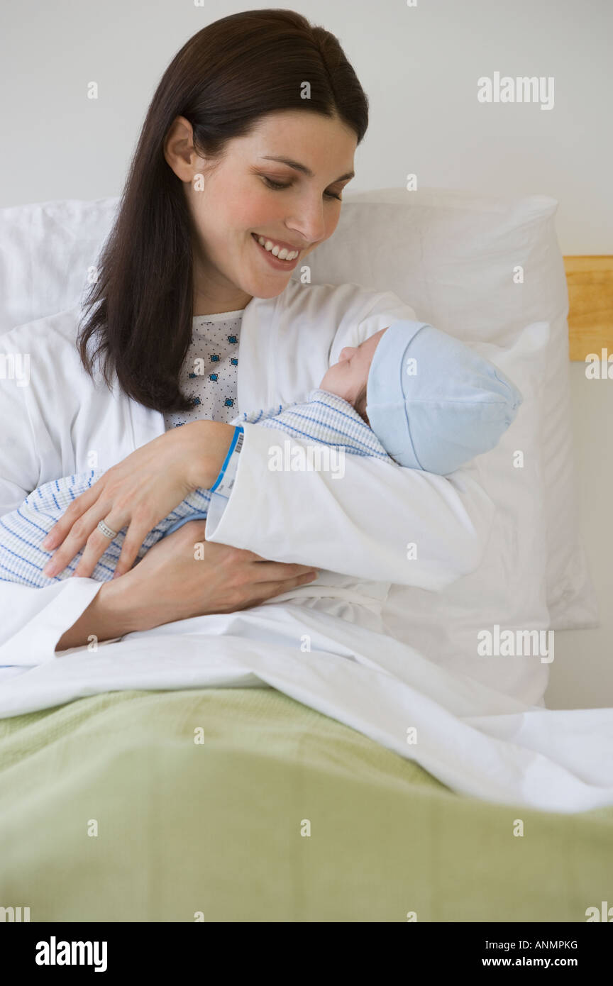Mutter mit Neugeborenen im Krankenhaus Stockfoto