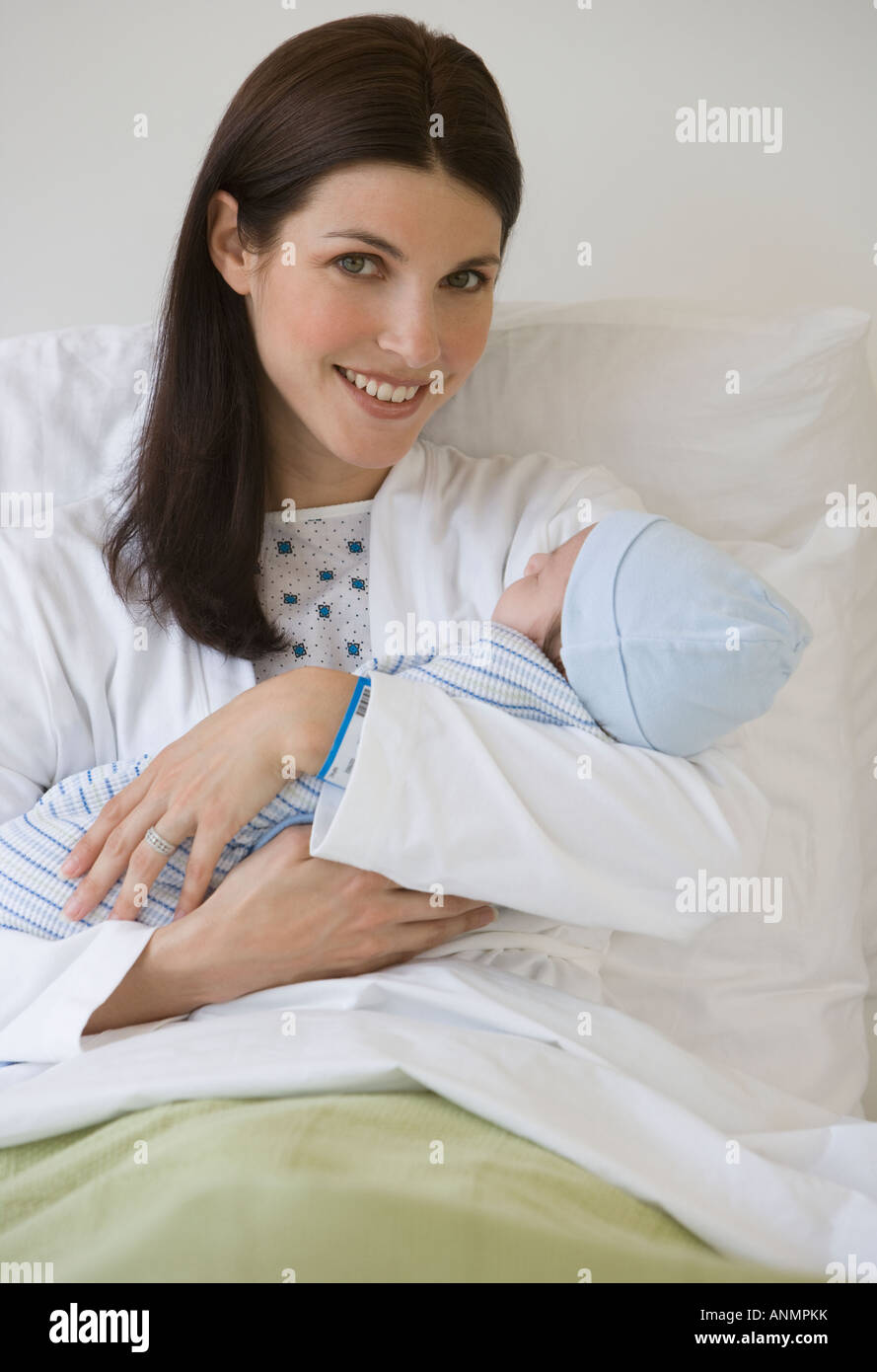 Mutter mit Neugeborenen im Krankenhaus Stockfoto