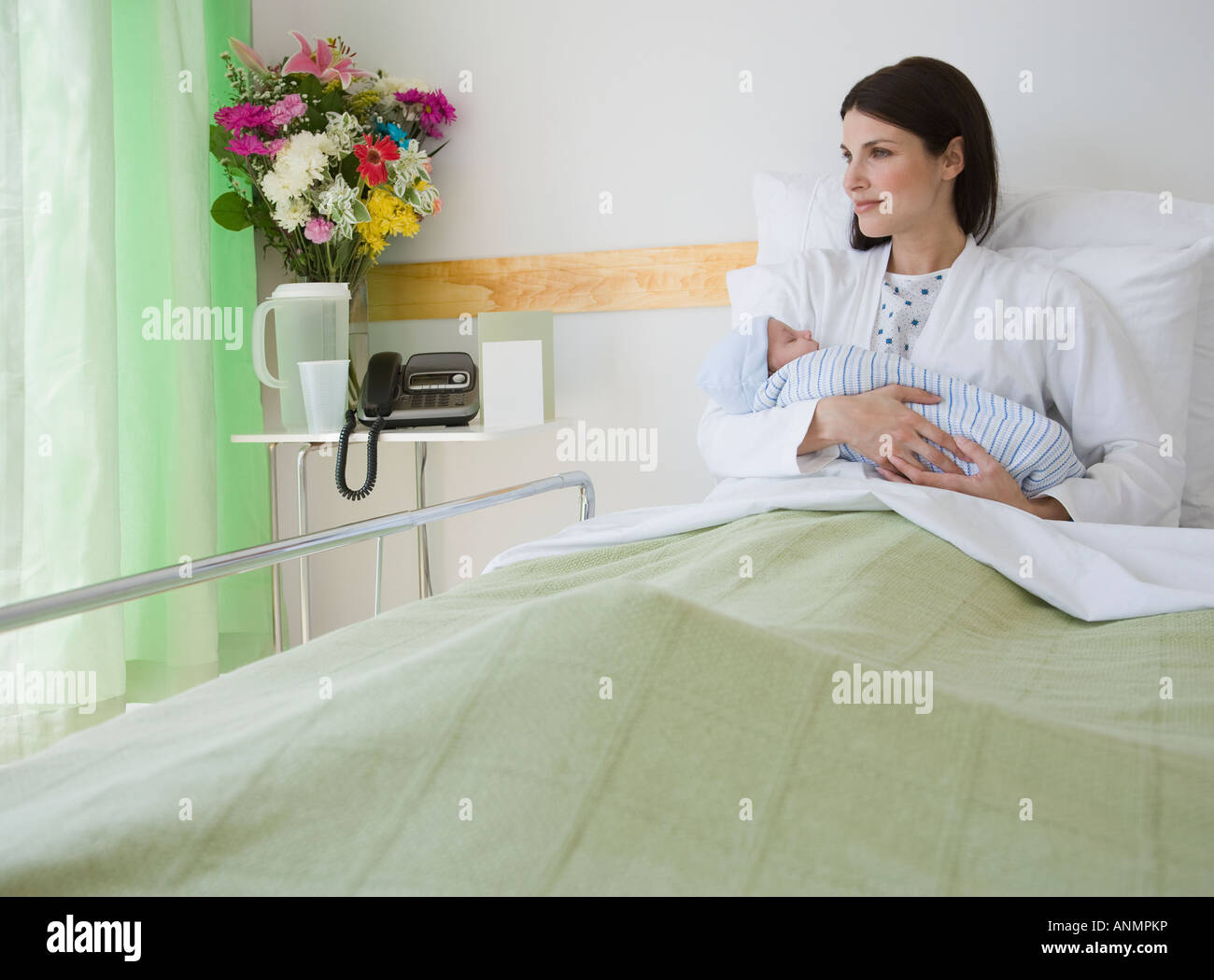 Mutter mit Neugeborenen im Krankenhaus Stockfoto