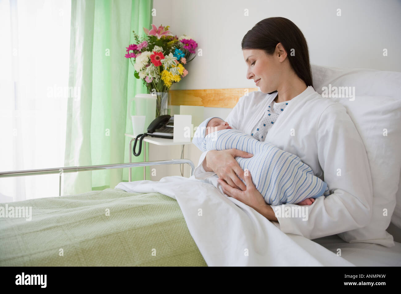 Mutter mit Neugeborenen im Krankenhaus Stockfoto