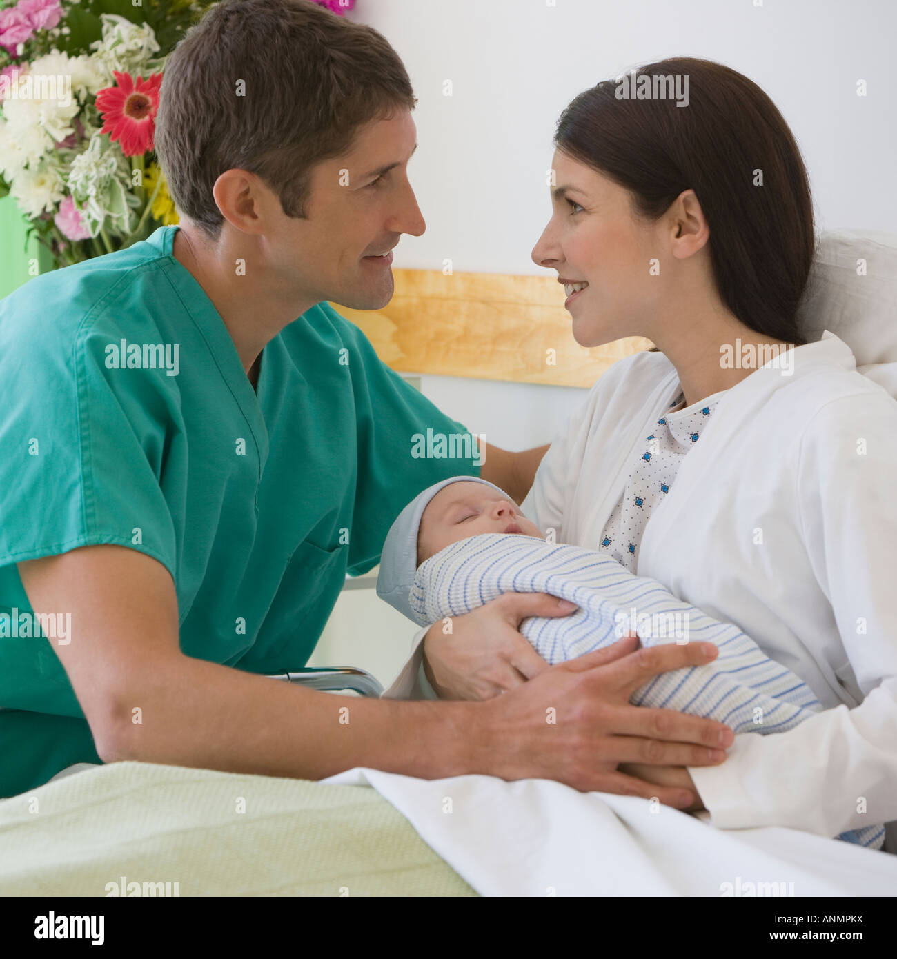 Eltern mit Neugeborenen im Krankenhaus Stockfoto