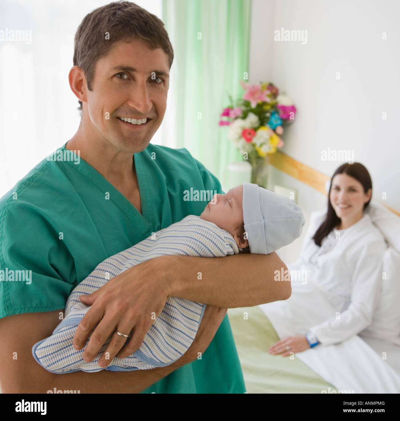 Vater Holding Neugeborenen im Krankenhaus Stockfoto