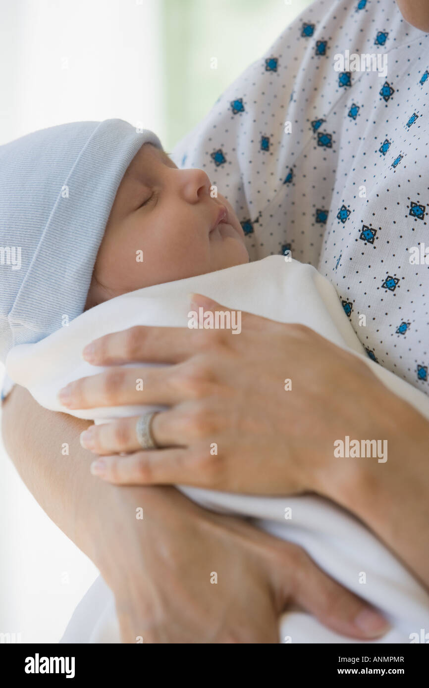 Mutter mit Neugeborenen im Krankenhaus Stockfoto