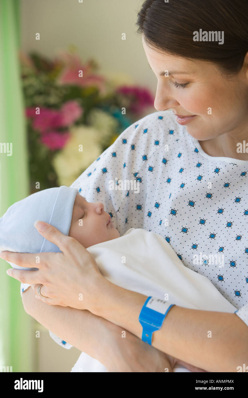 Mutter mit Neugeborenen im Krankenhaus Stockfoto