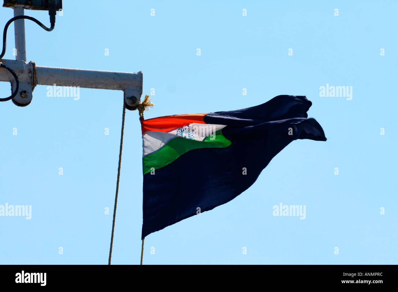 Nahaufnahme von der indischen Flagge flattern im Wind auf einen Fahnenmast im Hintergrund von einem klaren blauen Himmel Stockfoto