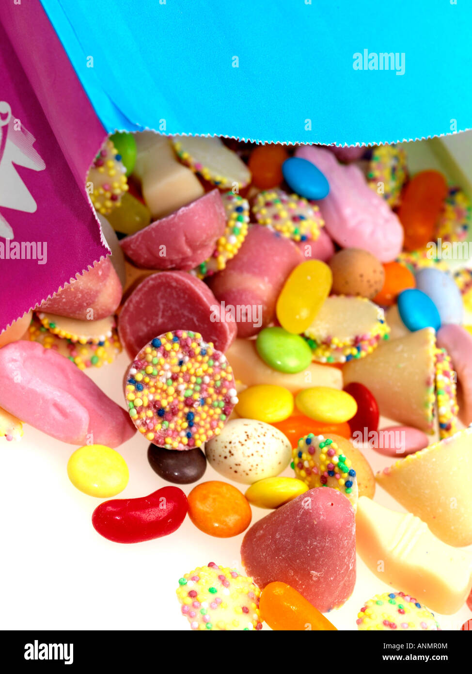 Sortierte bunte Kinder- Liebling aussuchen, Süßigkeiten Süßwaren vor einem weißen Hintergrund ohne Menschen und einen Freistellungspfad isoliert Stockfoto