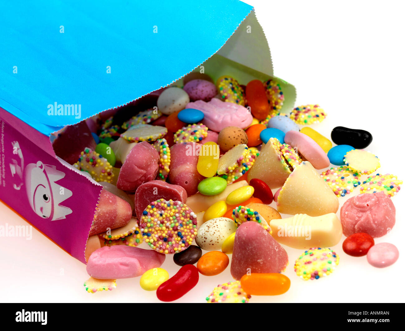 Sortierte bunte Kinder- Liebling aussuchen, Süßigkeiten Süßwaren vor einem weißen Hintergrund ohne Menschen und einen Freistellungspfad isoliert Stockfoto