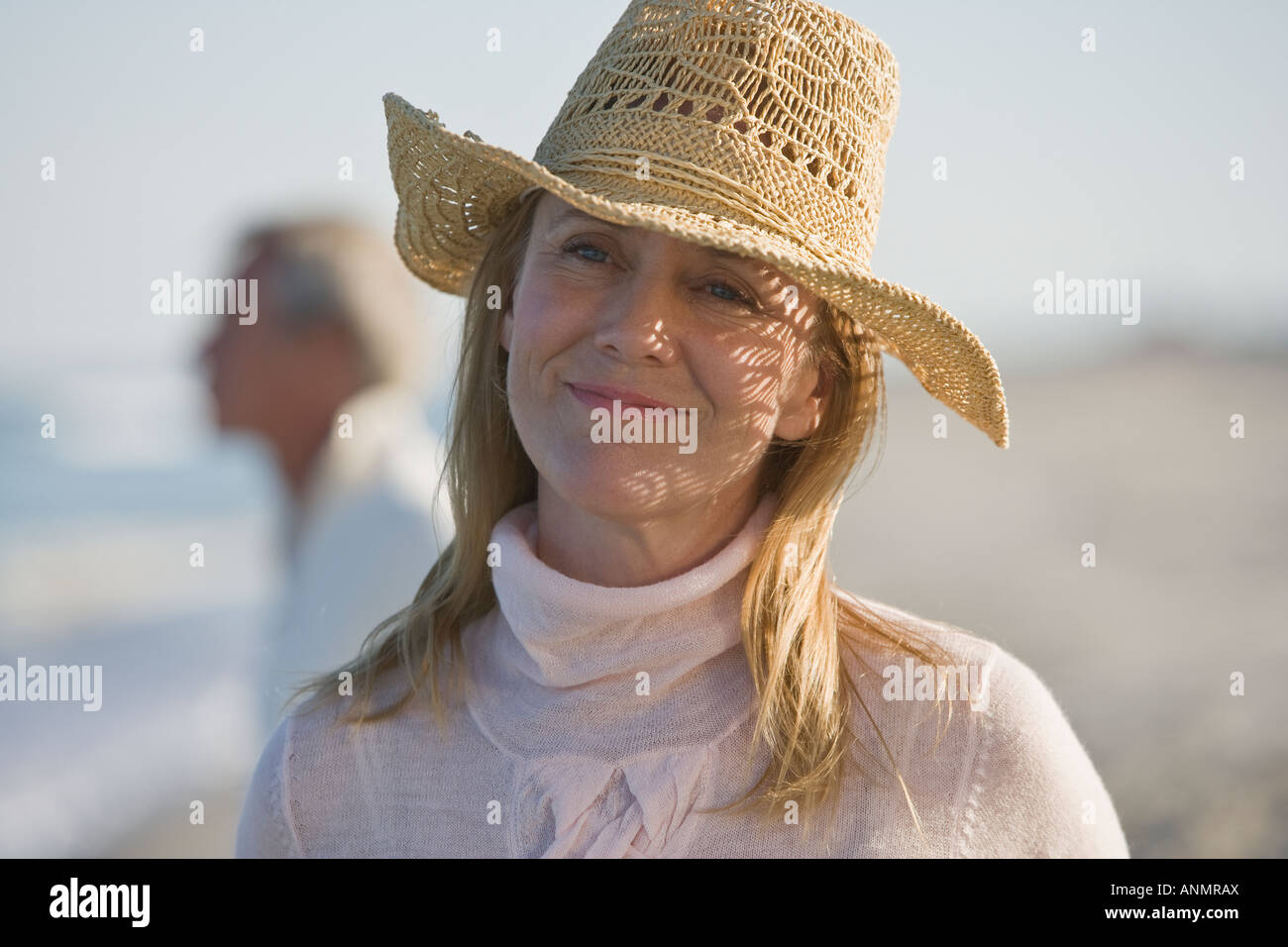 Frau mit Strohhut Stockfoto