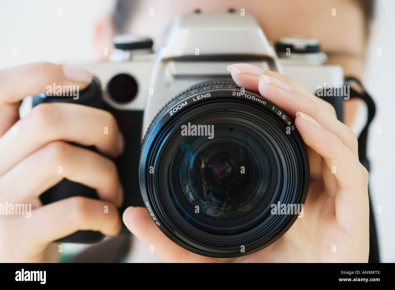 Nahaufnahme von Frau zeigenden Kamera Stockfoto