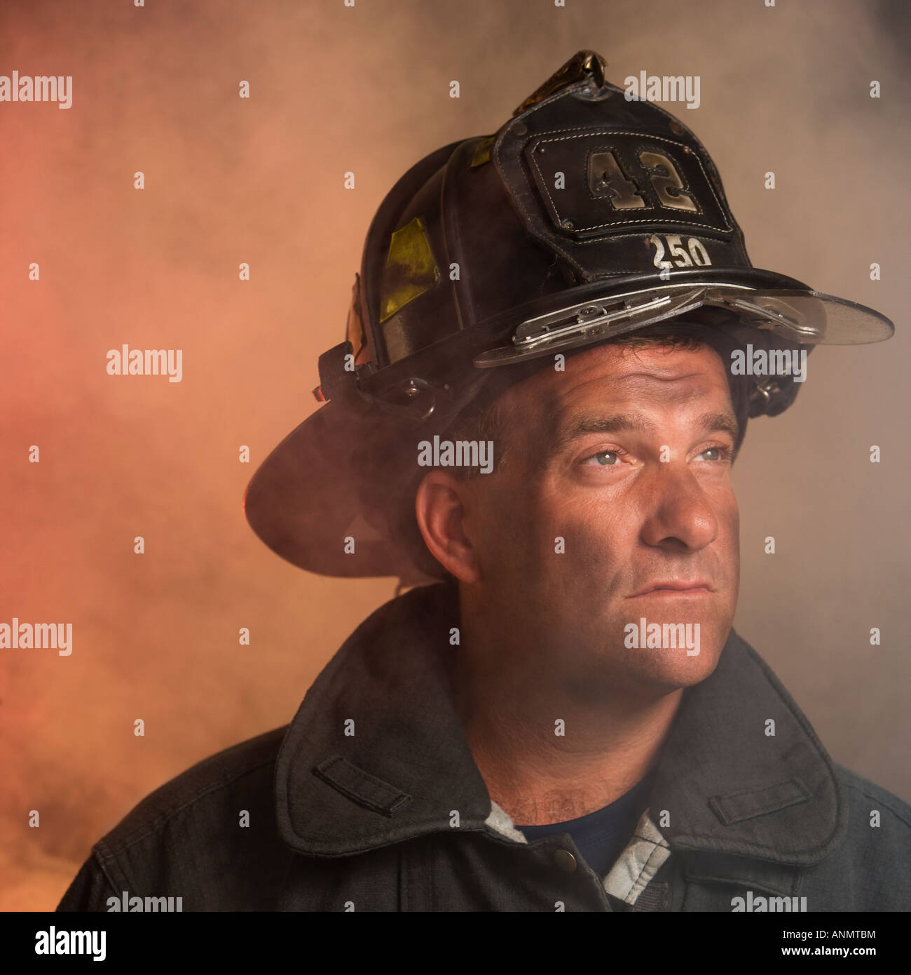 Männlichen Feuerwehrmann in Rauch Stockfoto