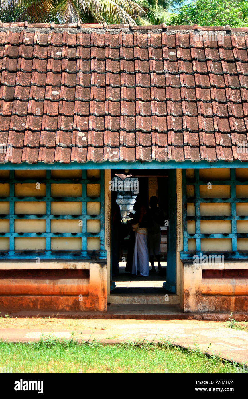 Silhouette des Menschen in einem Tempel in Tamil Nadu von außen gesehen Stockfoto