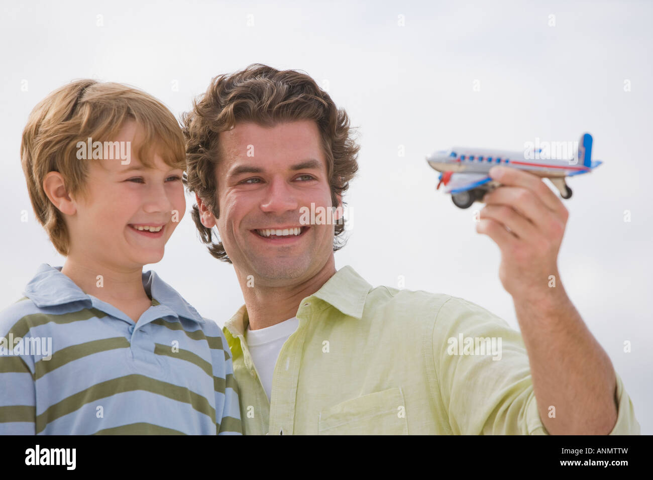 Vater und Sohn spielen mit Spielzeugflugzeug Stockfoto