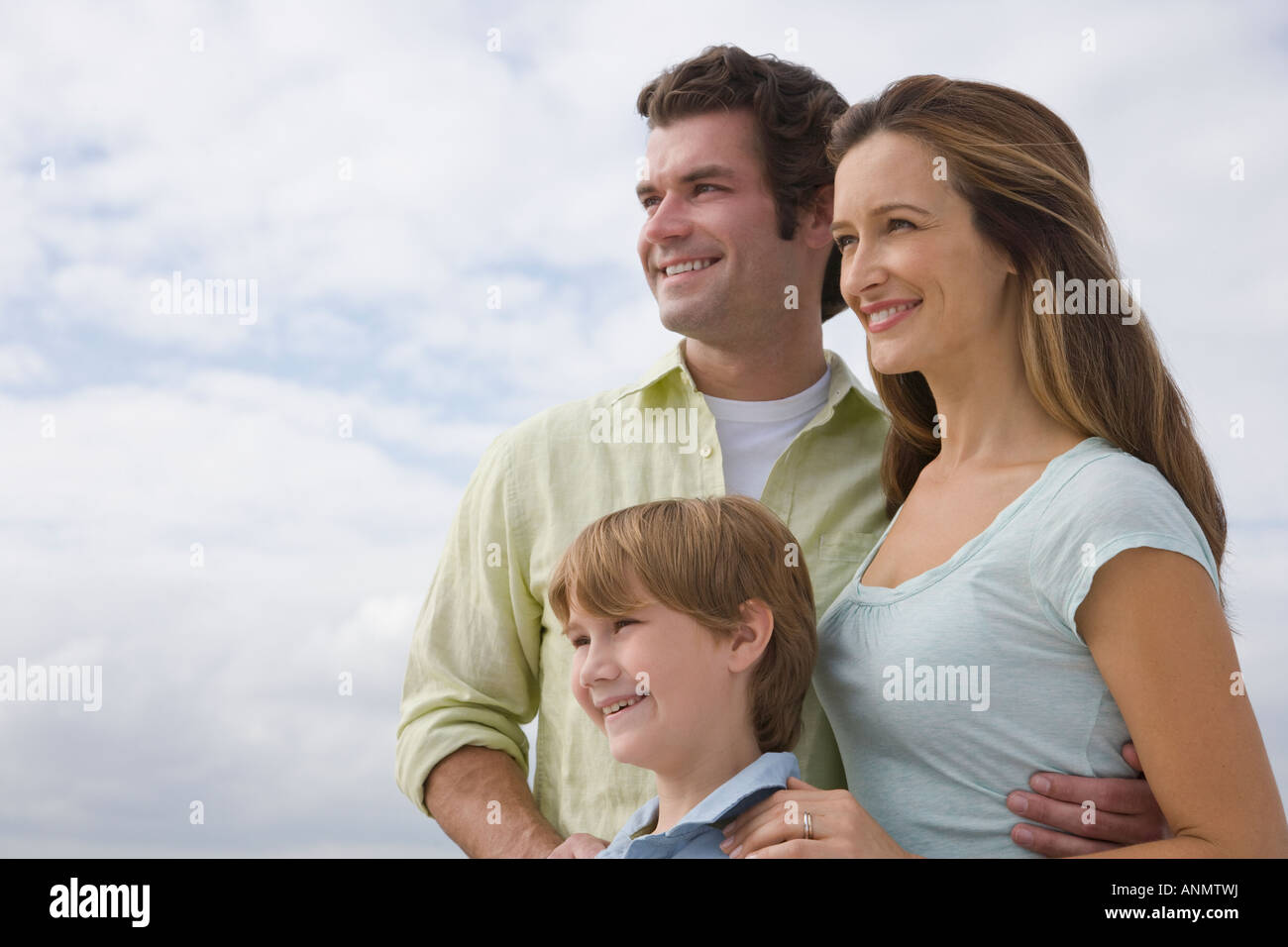 Familie mit einem Kind unter bewölktem Himmel Stockfoto