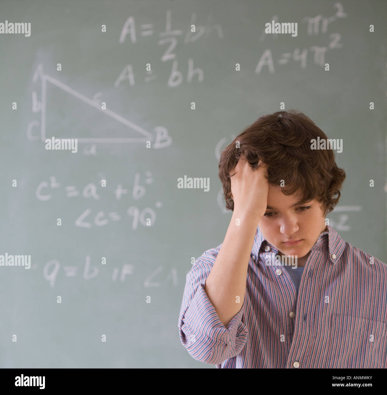 Teenager Boy vor Tafel mit mathematischen Gleichungen Stockfoto