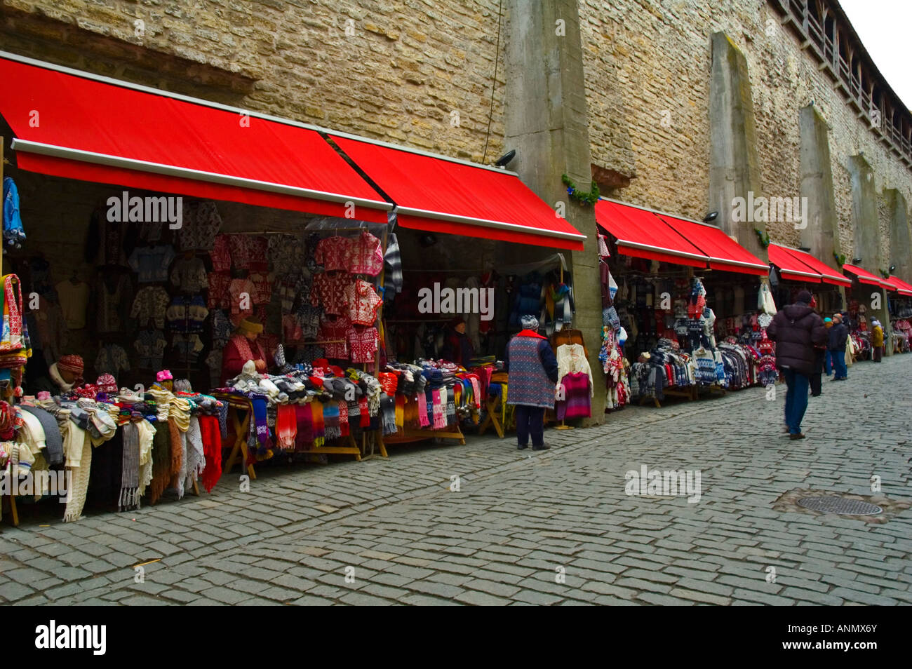 Marktständen entlang der Stadtmauer in alten TownTallinn Estland Stockfoto