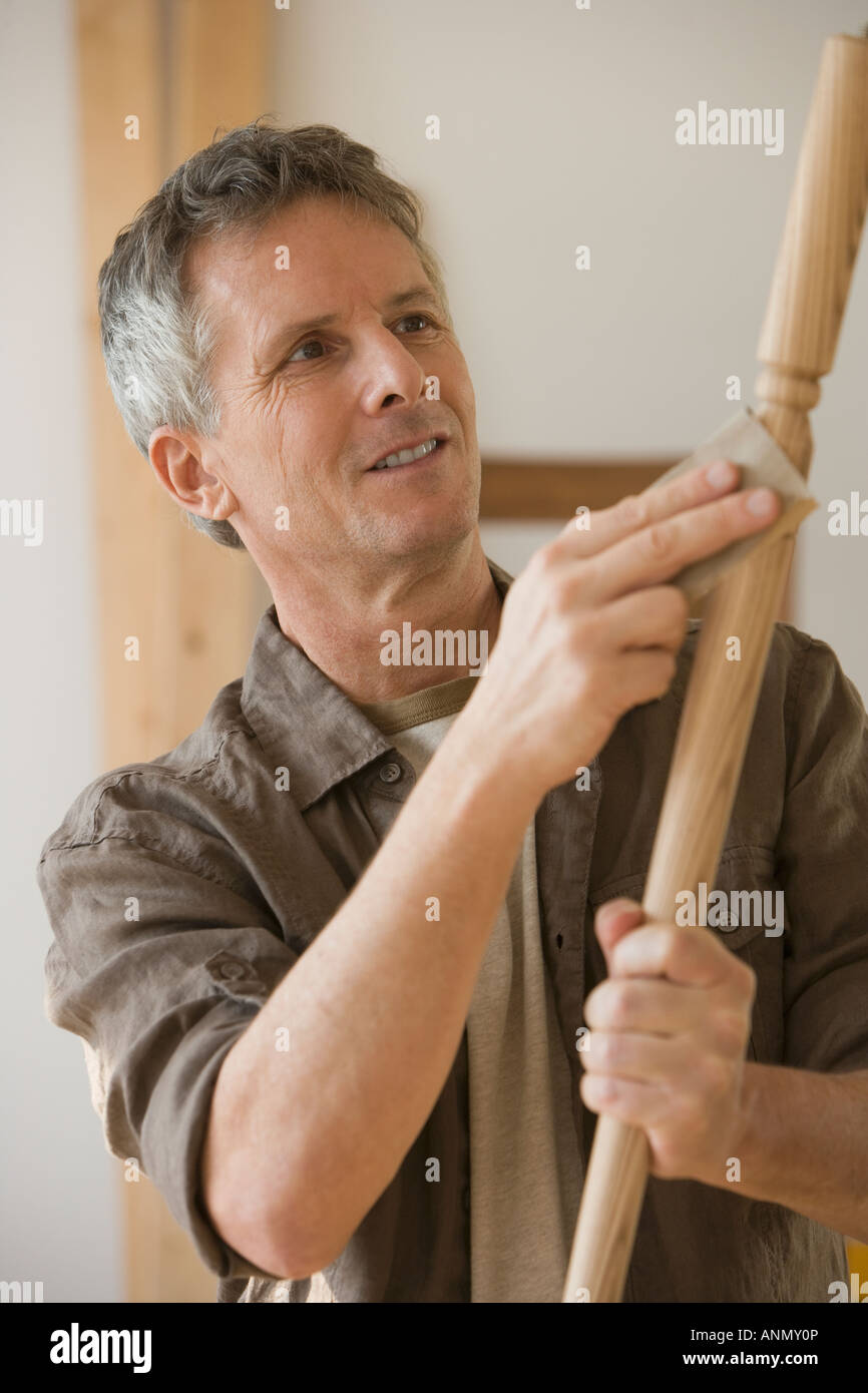 Mann Schleifen Stück Holz Stockfoto