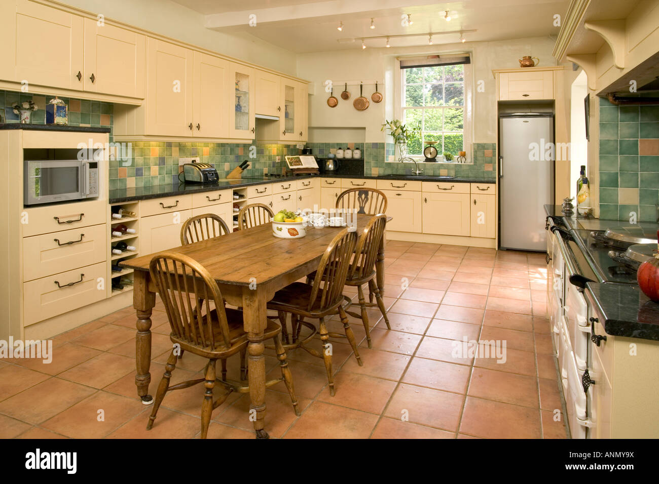 Home Innenausstattung, große traditionelle Küche mit Essbereich. Stockfoto