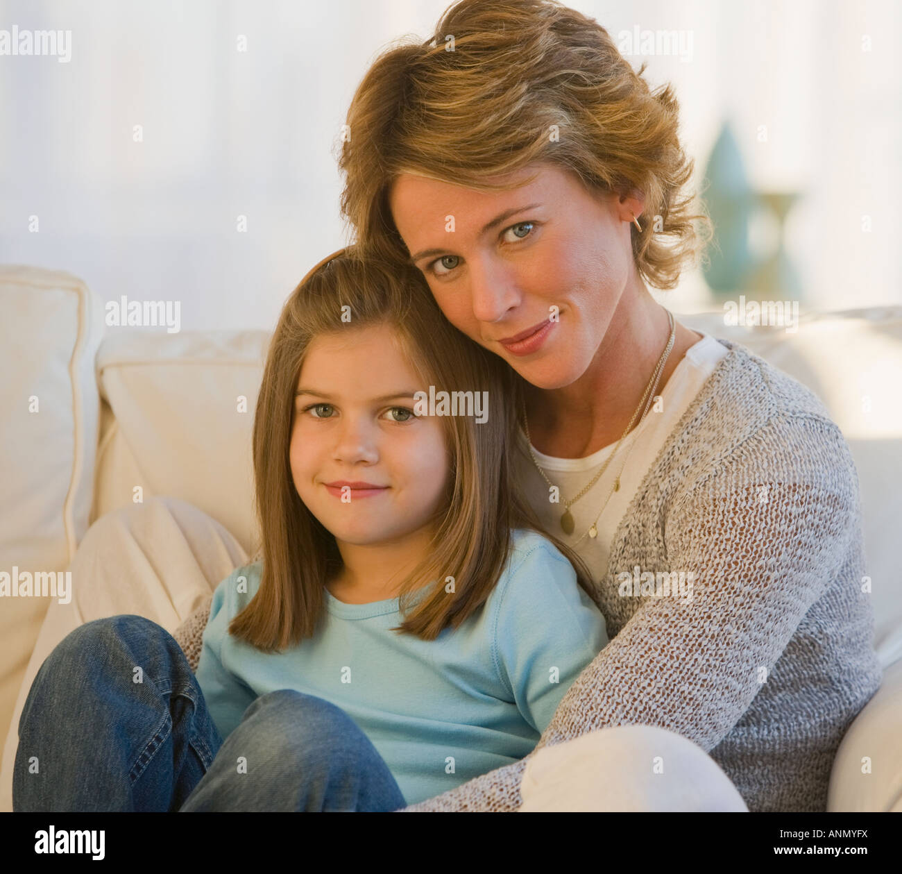 Mutter und Tochter umarmt Stockfoto