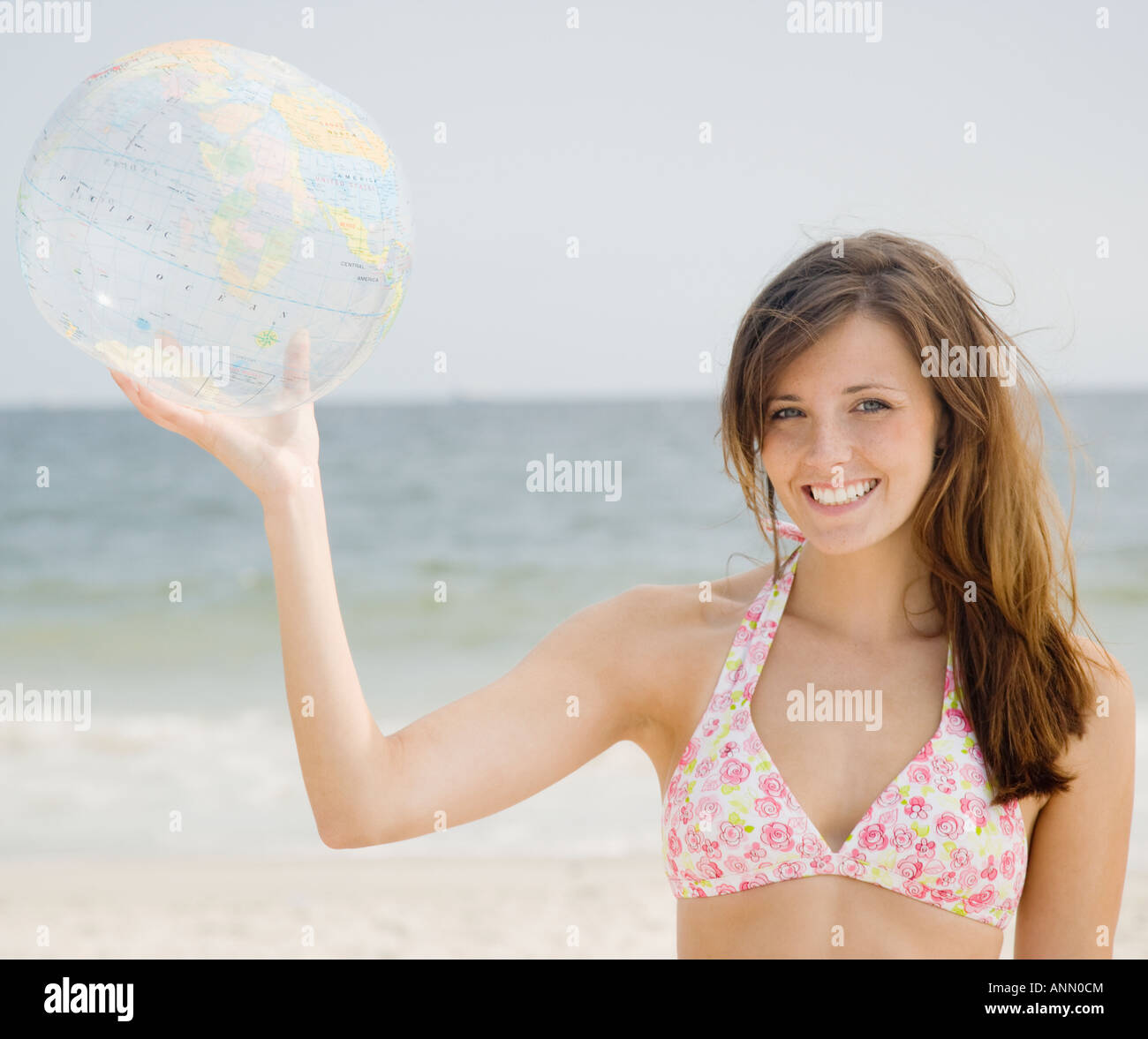 Frau Holding aufblasbare Globus Stockfotografie - Alamy