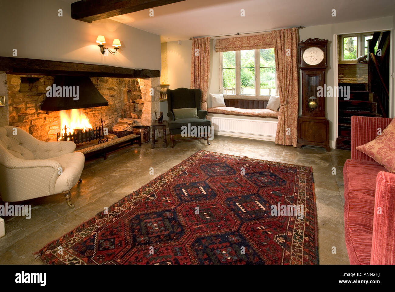 Gemütliches, traditionelles Stil Wohnzimmer, großem offenen Kamin ... Gemütliches, traditionelles Stil Wohnzimmer, großem offenen Kamin ...