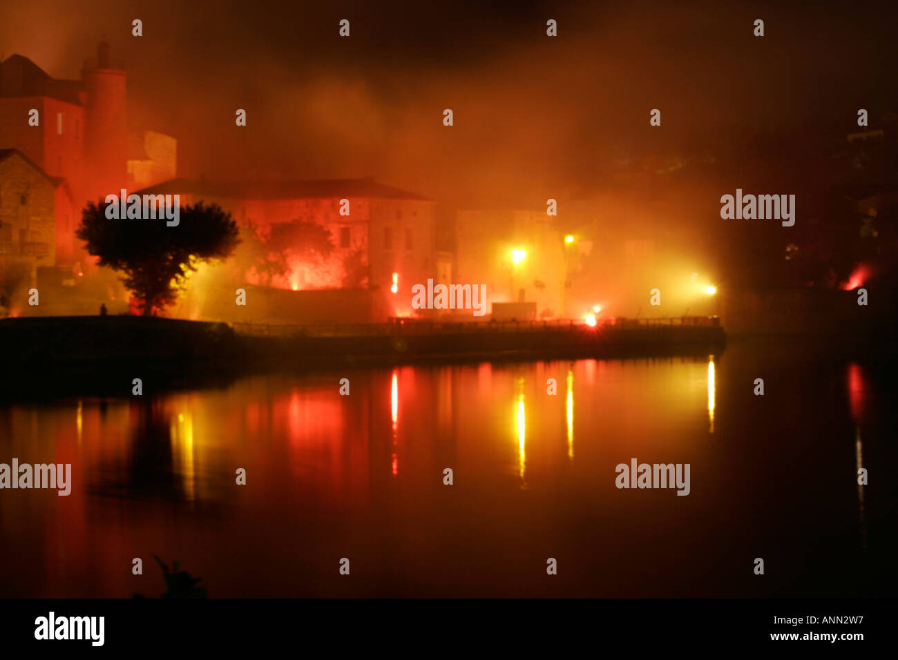 Feuerwerk am Puy L'Eveque auf dem Fluss Lot in Süd-West Frankreich Stockfoto