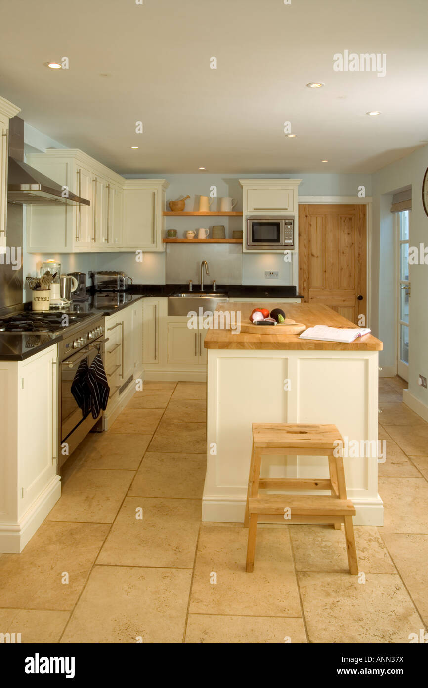 Home Interior, kleine moderne Einbauküche mit Kochinsel. Stockfoto
