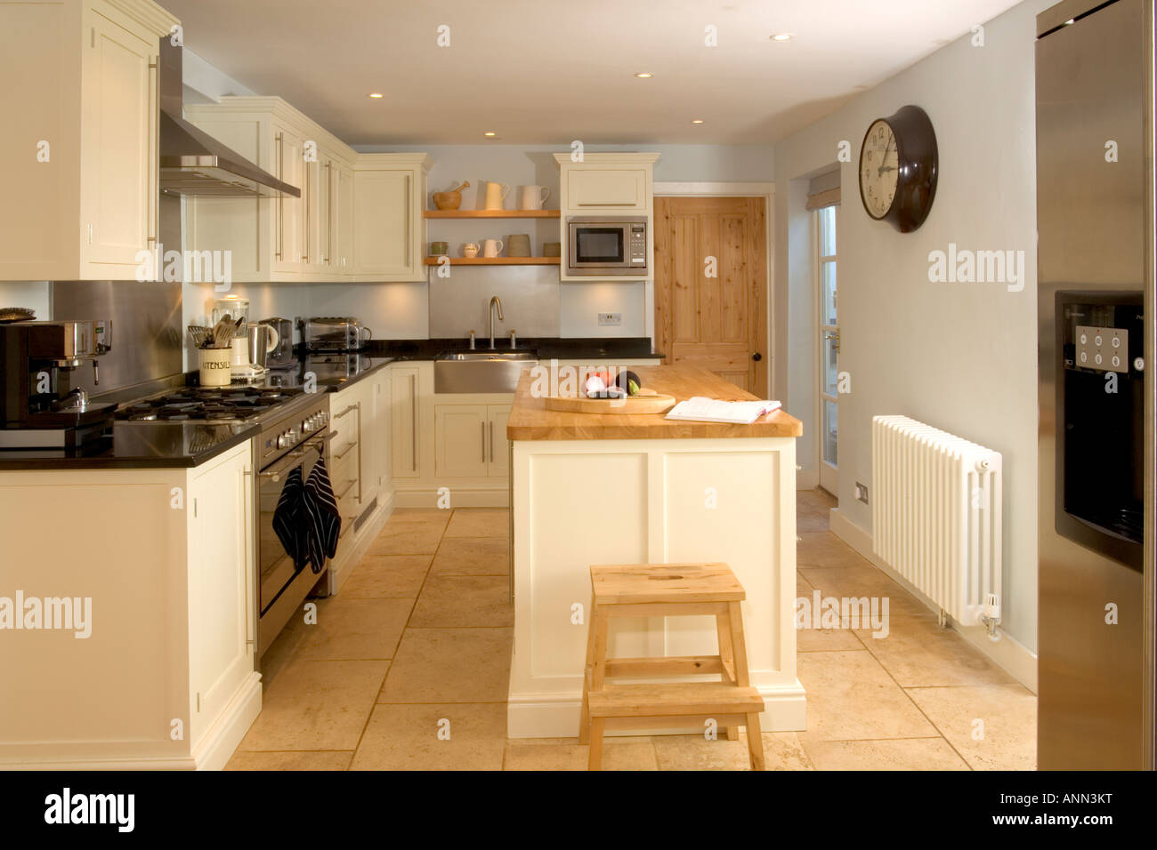 Home Interior, kleine moderne Einbauküche mit Kochinsel. Stockfoto