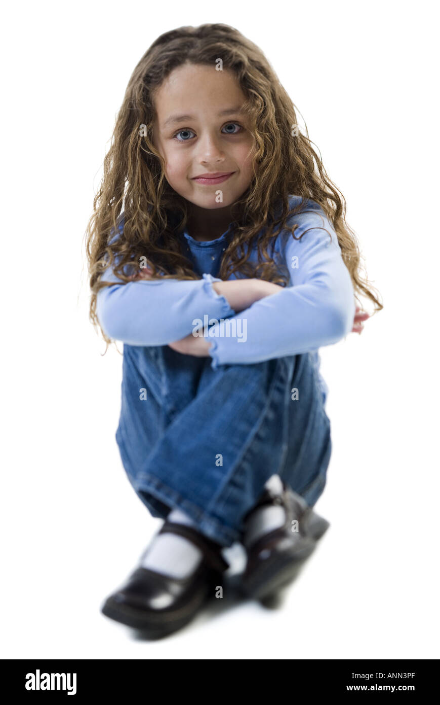 Porträt eines Mädchens auf dem Boden sitzend Stockfoto