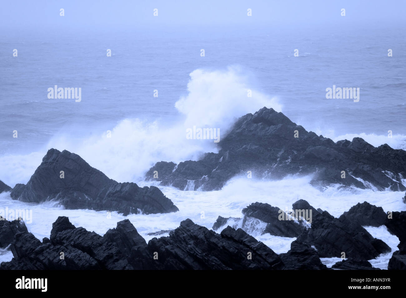 Wellen, die auf Felsen Stockfoto